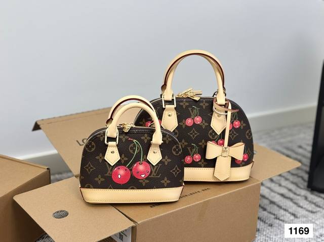 配飞机盒折叠盒 Lv樱桃贝壳包 新款，这款贝壳包一眼就看上，很别致，容量超大超百搭。尺寸25 16.5 18 13