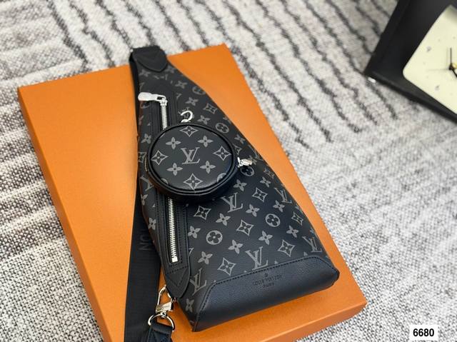 新款男士胸包 Lv胸包,美丽的设计细节,采用拉链,方便取用,无论您的氛围如何,您都可以毫不费力地携带这款时尚腰包。内部饰有简约而精心设计的内饰。这款胸包足以容纳 新款男士胸包 Lv胸包,美丽的设计细节,采用拉链,方便取用,无论您的氛围如何,您都可以毫不费力地携带这款时尚腰包。内部饰有简约而精心设计的内饰。这款胸包足以容纳
