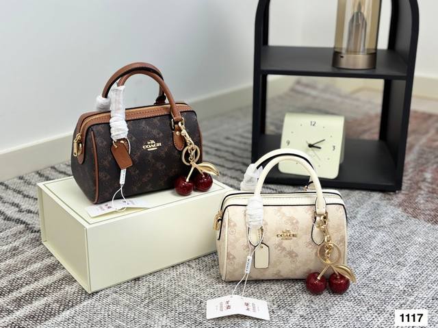 配折叠盒子 蔻驰枕头包出货 专柜同步 最新款 超级实用的款式 手提 斜挎多用款 原版电镀五金带Logo 超级大牌 内衬Logo时尚百搭款式 不挑年龄段 喜欢的抓