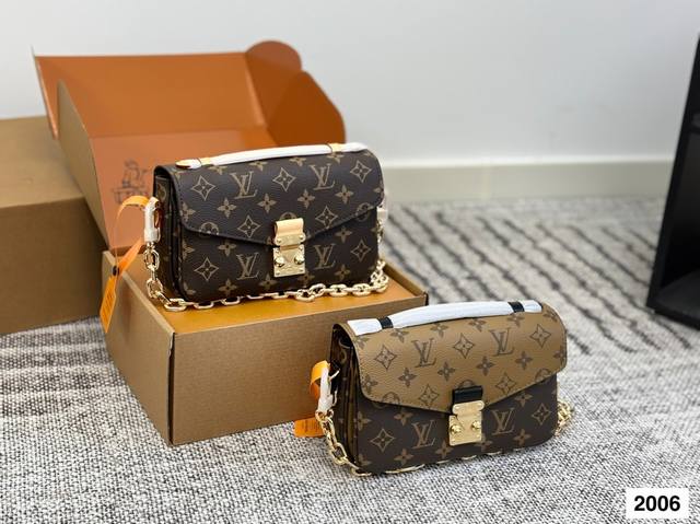 配飞机盒折叠盒子 Lv 新款邮差包 爆款到不能更爆的邮差包 Metis手袋 非常高级 皮料软硬刚好,尺寸: 21 13 配飞机盒折叠盒子 Lv 新款邮差包 爆款到不能更爆的邮差包 Metis手袋 非常高级 皮料软硬刚好,尺寸: 21 13