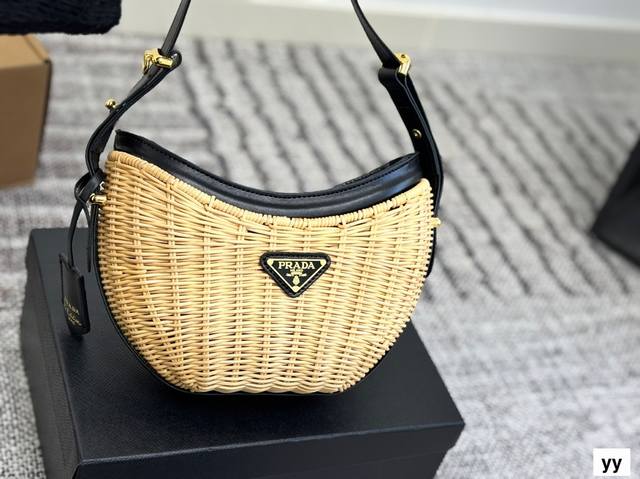 配盒子 普拉达编织 一起去度假吧 大口子设计，非常方便拿取物品，适合日常通勤，做购物袋，妈咪包口整个包很厚实质量超好～~关键是 图图好出片啊！！！！随便一件衣服