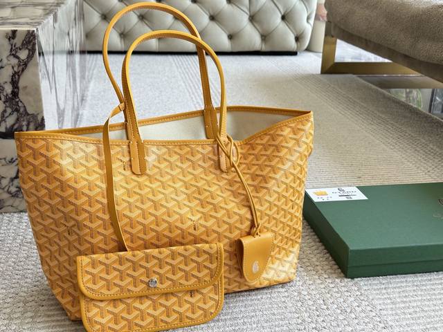 配礼盒 Size：34*27Cm 戈雅购物袋 属于这个季节的购物袋 从头到尾全部都是客订哦！ Goyard 小托特 实物真的很有质感， 四季绝配！