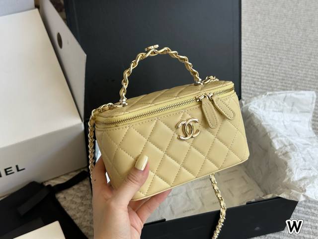 香奈儿经典手柄盒子包 百看不腻之“手柄盒子包”实物超可爱 内里配备镜子0也叫“化妆包” 羊皮实用性高搭配浅金色五金,手柄处还有小Logo超精致+颜值非常抗打百 香奈儿经典手柄盒子包 百看不腻之“手柄盒子包”实物超可爱 内里配备镜子0也叫“化妆包” 羊皮实用性高搭配浅金色五金,手柄处还有小Logo超精致+颜值非常抗打百