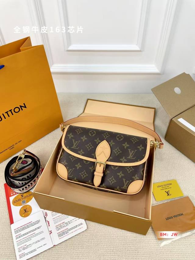 顶级版本 配折叠礼盒 Lv爆款王者法棍包-Lv Diane Ivdiane 又名法棍包，老花Monogram和皮拼焦糖色信封一样的包型 近，复古简约， 特别是各