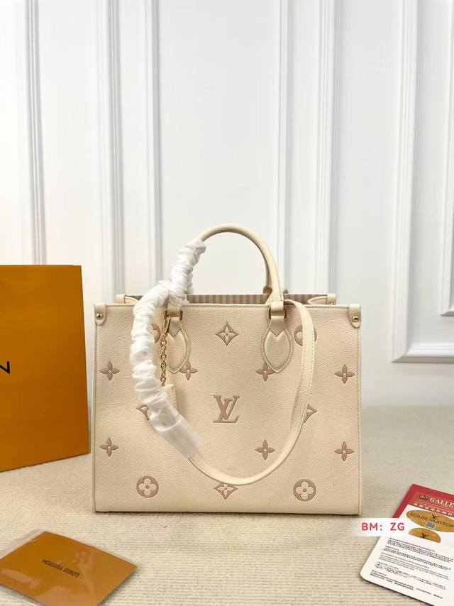 配折叠礼盒 Lv 路易威登 Onthego系列 托特包 新款刺绣款肩带丛林包 哇咔咔太喜欢了 真是惊艳到我了、包包挺括 很能装 整体而言 非常实用 又耐造 尺寸