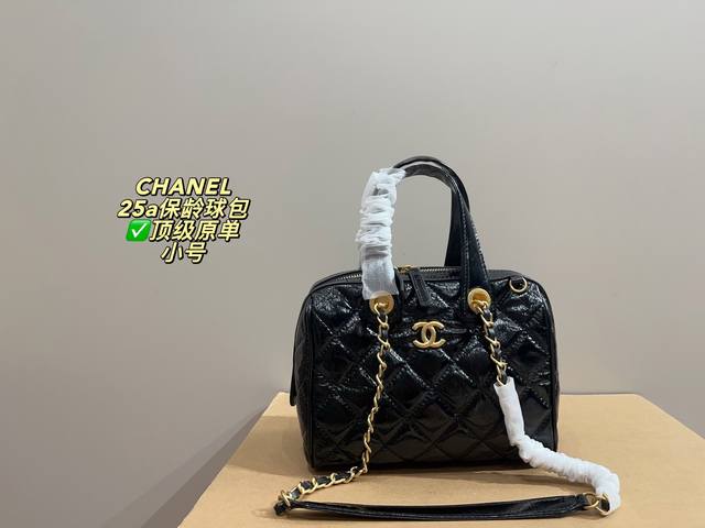顶级原单 无盒尺寸21*18 香奈儿 Chanel 25A保龄球包 亮面油蜡小牛皮，非常有光泽感！ 美到犯规的保龄球，比起小号我更爱大号！ 随性大气十分时髦，黑