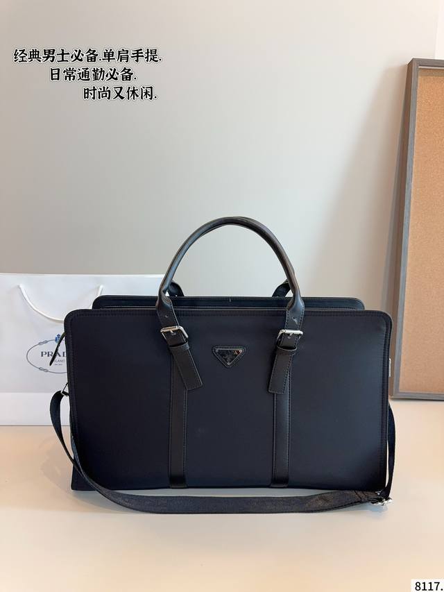 普拉达 重磅推出旅行包，当健身包，旅行包，工作包都没有影响它的随性酷感。这里有新款Prada 等你Pick！随性百搭时尚。 尺寸：48*16*26Cm