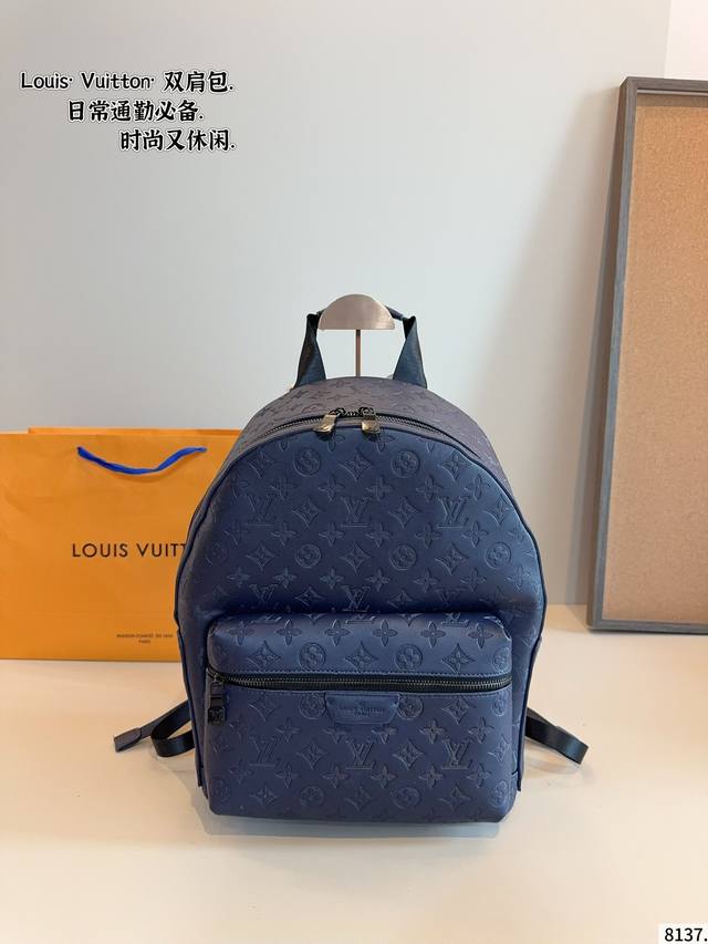 Lv双肩包出货 超级耐磨 超级实用的款式 内衬带Logo. 原版电镀五金带Logo 这个包包的容量也很大 满足你出行的所有需求 必备的都可以装下 真的是很Nic Lv双肩包出货 超级耐磨 超级实用的款式 内衬带Logo. 原版电镀五金带Logo 这个包包的容量也很大 满足你出行的所有需求 必备的都可以装下 真的是很Nic