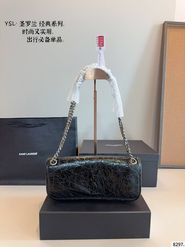 配礼盒. 圣罗兰 Niki 链条包. 墙裂推荐这款 手机包 对于览包无数的时髦精 安利这种设计精致小巧 轻松凹造型 实用又时髦 是日常搭配率蛮高的单品尺寸：27