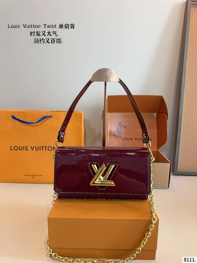 配礼盒. Lv路易威登 Twist 气场十足 神仙颜值！ 实物真的可爱极了！漆皮的面料 扭锁设计 太有感觉了 尺寸：23*7*12Cm