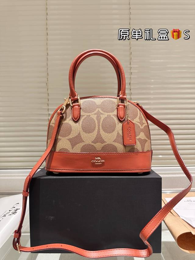 顶级原单 牛皮 Coach Sabrina 系列贝壳包 多色可选 荔枝纹纯皮，经典百搭，适合多种场合 线条简洁流畅，经典包型耐看，而且这个真的很出众，就是深秋里