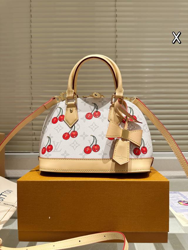 牛皮版本 Lv 樱桃系列 Alma Bb印花牛皮贝壳包 原版高品质 包包这款Retiro 手袋以标志性的老花面料制成 经典永恒。优雅低调的外形设计和宽敞的包身更
