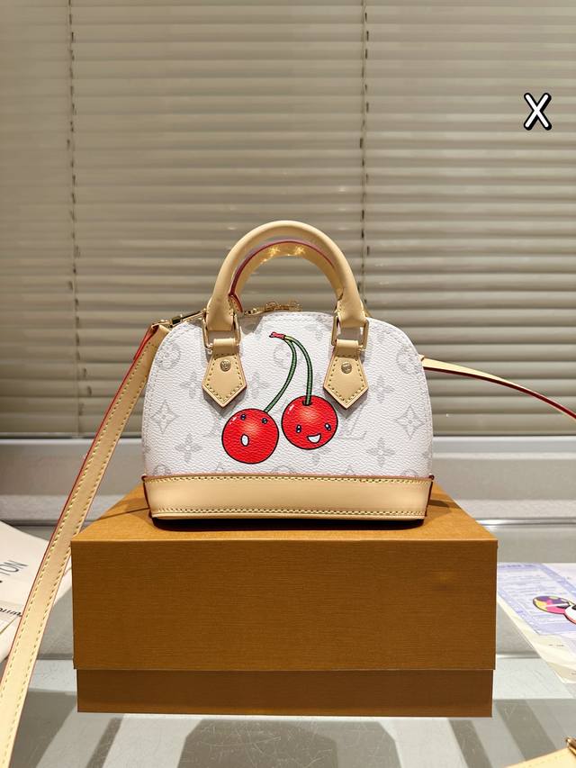 牛皮版本 Lv 樱桃系列 Alma Bb印花牛皮贝壳包 原版高品质 包包这款Retiro 手袋以标志性的老花面料制成 经典永恒。优雅低调的外形设计和宽敞的包身更