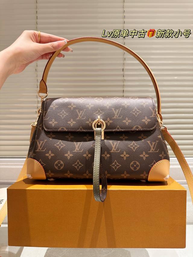 牛皮版本 Lv锁头牛角包Hide Away Lv Hide Away Mm Lv 路易威登 老花盾牌 曼哈顿大金扣单肩包 整体干净 配皮白白 复古又实用 Mon