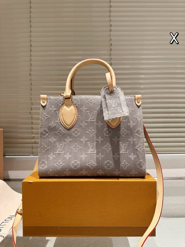 原版布 这款简直是我最爱的包包了 Lv25限量款丹宁牛仔Onthego丛林包 丹宁牛仔的材质超级轻便超级好凹造型 肩带的植鞣革采用了这一系列经典的+铆钉的设计