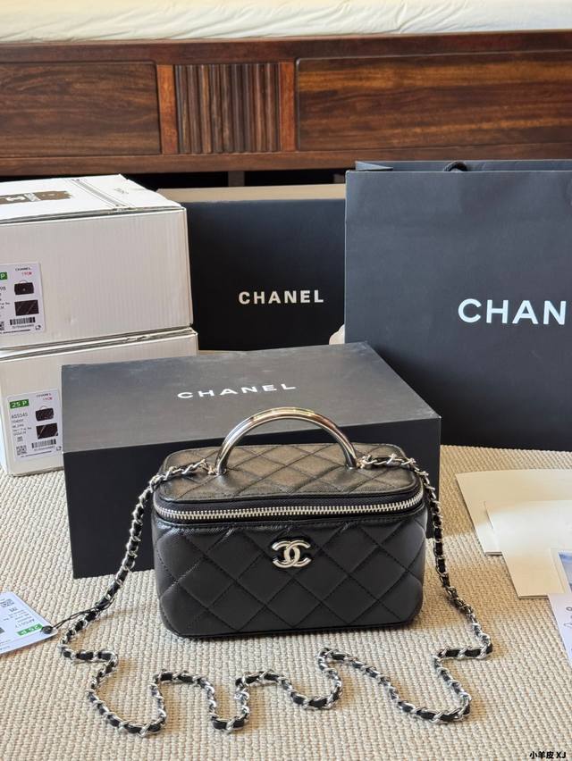 小羊皮 Chanel 22A化妆盒子包 慵懒随性又好背 上身满满的惊喜 高级慵懒又随性 彻底心动的一只 Size： 18 10Cm