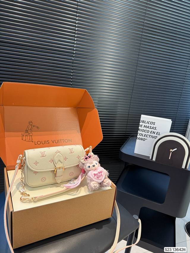 配飞机盒折叠盒子 迷你Lv法棍包 上身简单又舒服 源自中古包 Sologne 的改良版 整体保留了简洁的包身造型 一根肩带升级成了两根肩带 可以单肩腋下，也可以