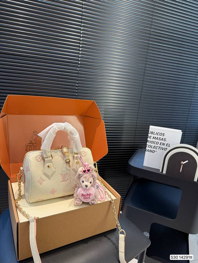 配飞机盒折叠盒子 一整个少女心拉满的梦中情包 Lv Speedy枕头包 贵气而充满活力的品牌设计风格 细致而不粗糙.用完美搭配功力 衬托出你独特的个性尽显飞扬洒