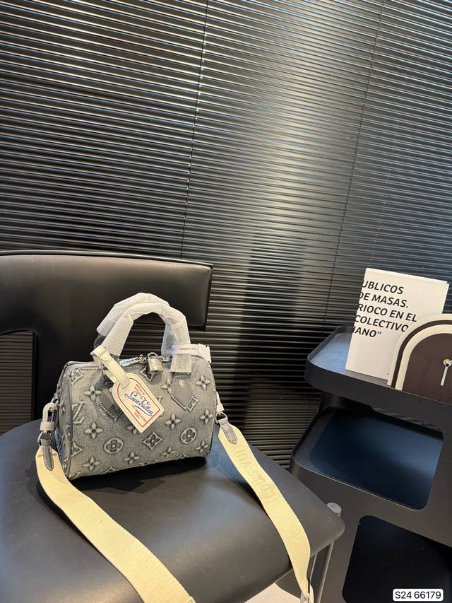 Lv牛仔枕头包 又甜又酷 一整个爱住 百搭时尚 颜值超高 是每个潮酷女孩必入单品 尺寸:20 14 货号66179