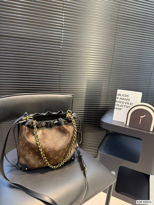 Lv 水桶包 大容量单肩斜挎包 采用精湛镶嵌细工,经典百搭简直无法拒绝 超显气质 高级感十足 集美必入款 尺寸:23 23 货号55513 Lv 水桶包 大容量单肩斜挎包 采用精湛镶嵌细工,经典百搭简直无法拒绝 超显气质 高级感十足 集美必入款 尺寸:23 23 货号55513