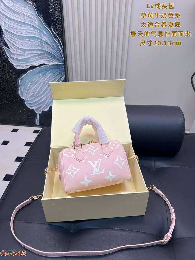 折叠盒尺寸20.13 Lv Vuitton枕头包 草莓牛奶系列 精选的糖果忍不住想要品尝甜蜜哇~手提或斜 挎都能散发出浪漫的仙气♀♀小巧精致的包子们都 充满了甜