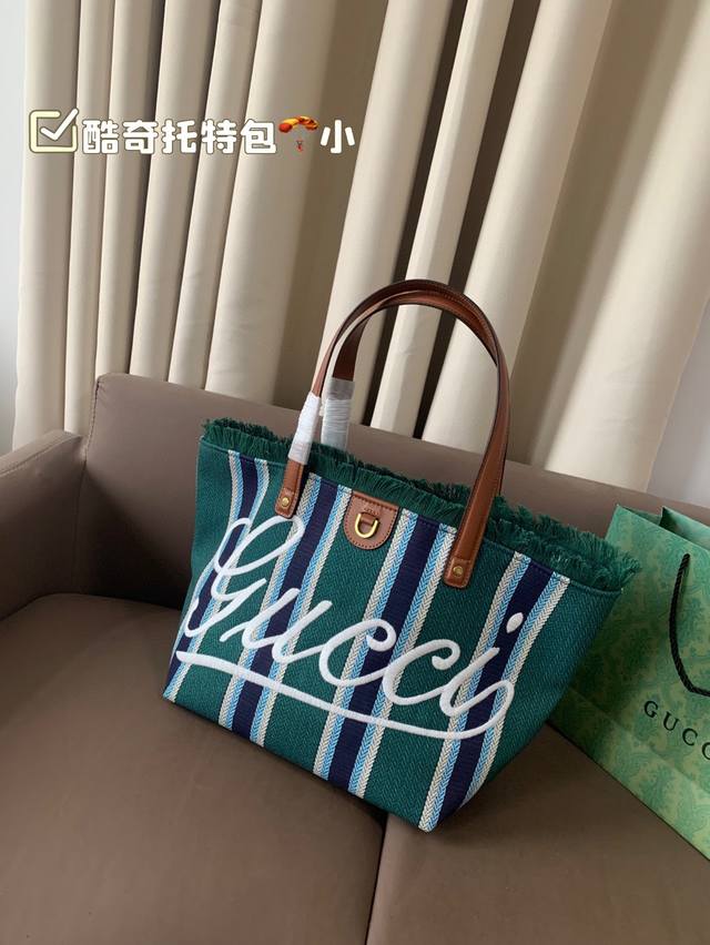 小号 酷奇托特 属于Gucci的慵懒假日新包分享来喽~ Gucci2025春夏系列焕新呈献，为出行探索更添妙趣 这款托特包以醒目条纹人字纹棉质帆布打造，正面匠心