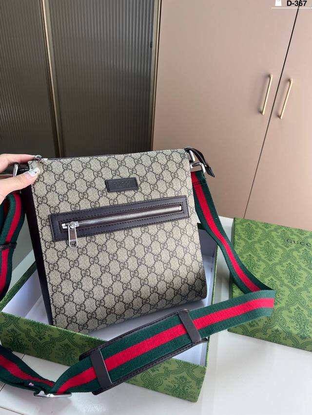 酷奇Gucci 古奇 男士印花邮差包 肩背斜挎都可以 男生的福利哦！ D-367尺寸26×26配盒
