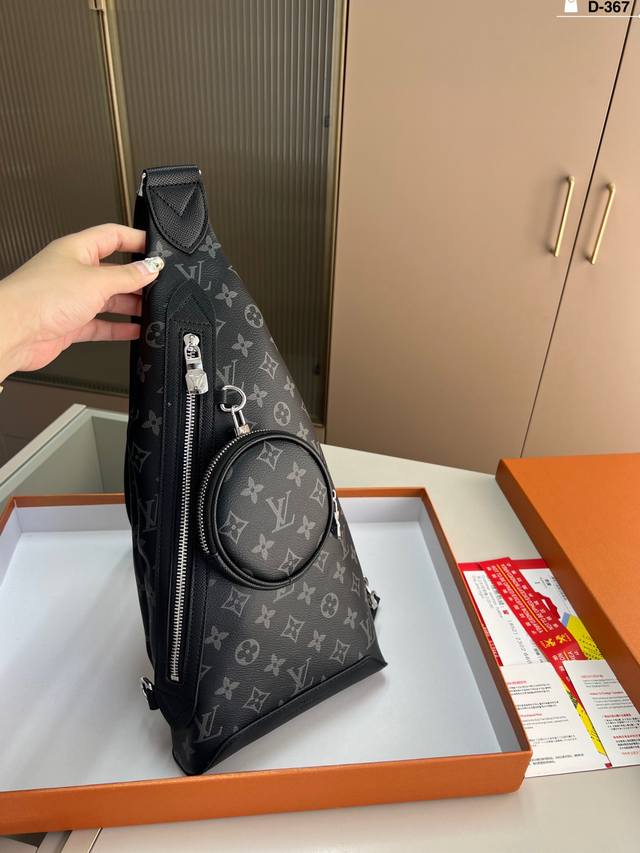 Lv路易威登胸包 永恒不过时的标志性产品 今年Lv最爱的款式 实用性非常高 完全不用担心穿搭 D-367尺寸44×19配盒