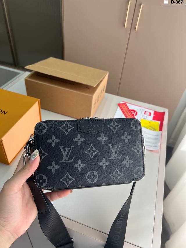 芯片版本 Lv邮差包经典的黑花十经典的邮差包型作为Lv的男士包包来讲真的是入门]级首选款 D-367尺寸18×11折叠盒飞机盒