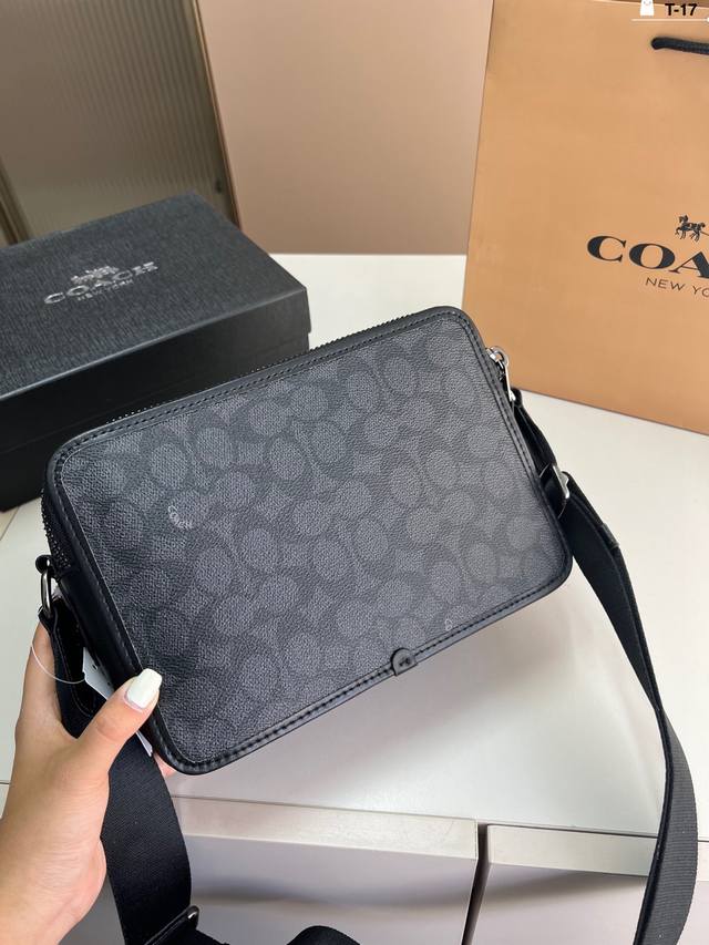 Coach蔻驰相机包斜挎包 真是超级百搭 质感又好 简直就是性价比之王！ T-17尺寸24×17配盒