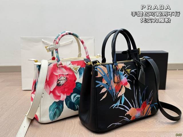 普拉达Prada 手提包 可爱到不行！凭实力圈粉 简约又不失高级 背上就是时髦精女孩～ 尺寸32 22
