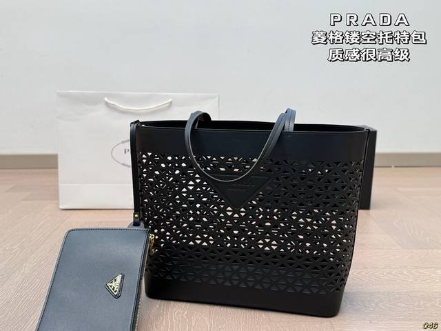 普拉达Prada 菱格镂空托特包 质感很高级 容量超级大也很耐用 日常出街背它回头率百分百 就是这种随性慵懒感 尺寸32 28