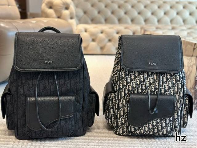 小长假必备双肩包! Size:28*40Cm D家 老花款双肩包 一款背起来超舒服的它 可可爱爱! 黑色和海军蓝Oblique图案绣线 有质感! 搜索 Dior 小长假必备双肩包! Size:28*40Cm D家 老花款双肩包 一款背起来超舒服的它 可可爱爱! 黑色和海军蓝Oblique图案绣线 有质感! 搜索 Dior