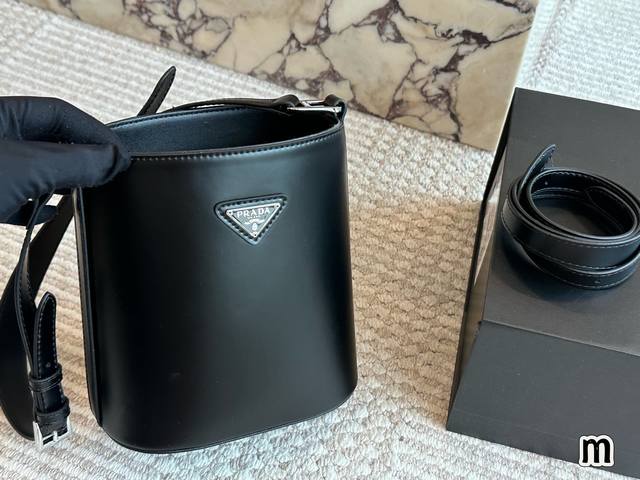 配盒 Size: 18*17Cm Prada 水桶包 太爱水桶包了!! 日常利用率最高! 休闲和上班都很适用的一个包包 配盒 Size: 18*17Cm Prada 水桶包 太爱水桶包了!! 日常利用率最高! 休闲和上班都很适用的一个包包