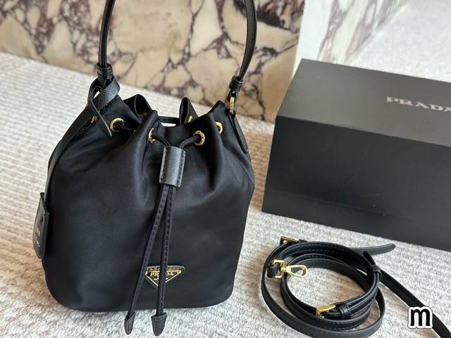 配盒 Size：18Cm Prada尼龙水桶包！ 新款水桶包 腋下哦！ 圆圆小可爱！ 非常小巧时 实用又好看！！！