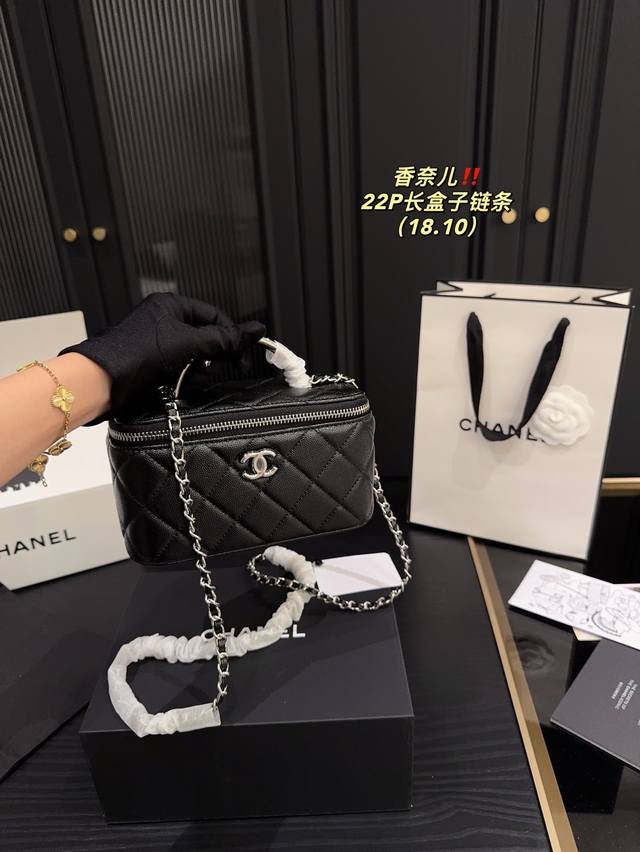 配折叠盒尺寸18.11 香奈儿Chanel 23K盒子包 这款小盒子，和常规款不同的是，它更扁一点，背上身会更贴合，我最喜欢的是这个手柄，这季23K出的这个黑白
