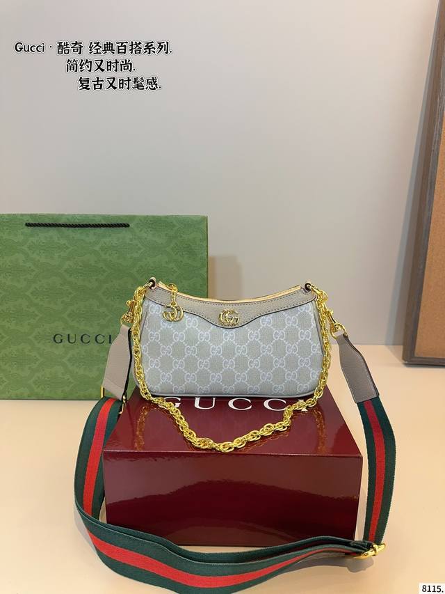 配礼盒. 酷奇Gucci 草莓斜挎包 越用越好看 可复古可洋气 搭配点挂件又是另 种风格 实用又不会很夸张 属于我们搭配里面最喜欢的单品元素！ 尺寸：23*5*