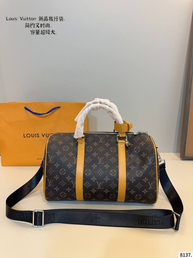 Lv 路易威登联名款Keepall 斜跨包旅行包 一只帅气能装的旅行袋 时尚爆发款火热来袭 经典设计大气可观男女通用款 包包采用原版皮质 超级厚实 耐磨 耐用原