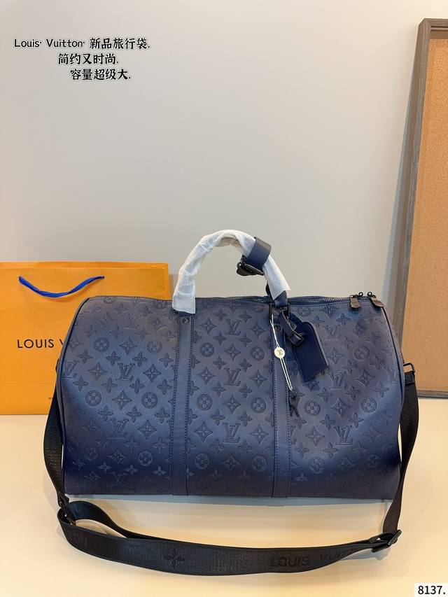 Lv 路易威登联名款Keepall 斜跨包旅行包 一只帅气能装的旅行袋 时尚爆发款火热来袭 经典设计大气可观男女通用款 包包采用原版皮质 超级厚实 耐磨 耐用原