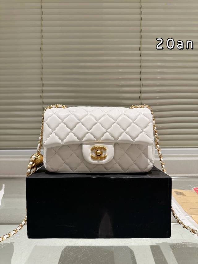 礼盒 Chanel 小羊皮香奶奶 金球方胖子 New Arrival” 最美金球方胖子人间香奈儿 白富美小姐姐必备款 ■单独夸最让人挪不开眼 就是小金球了太高级