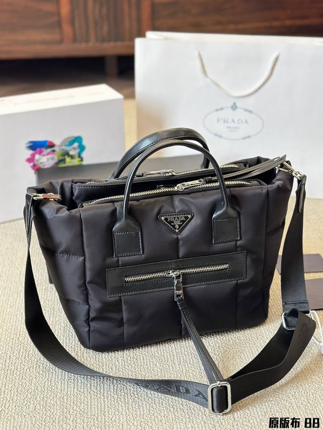 原版布 包包推荐 高级又能装的包包终于被我发现了 兴 黑色尼龙包，让你的时尚指数瞬问飙升！道 Prad又出新招啦！他们把标志性的三角形徽标重新设计成了拼接图案，