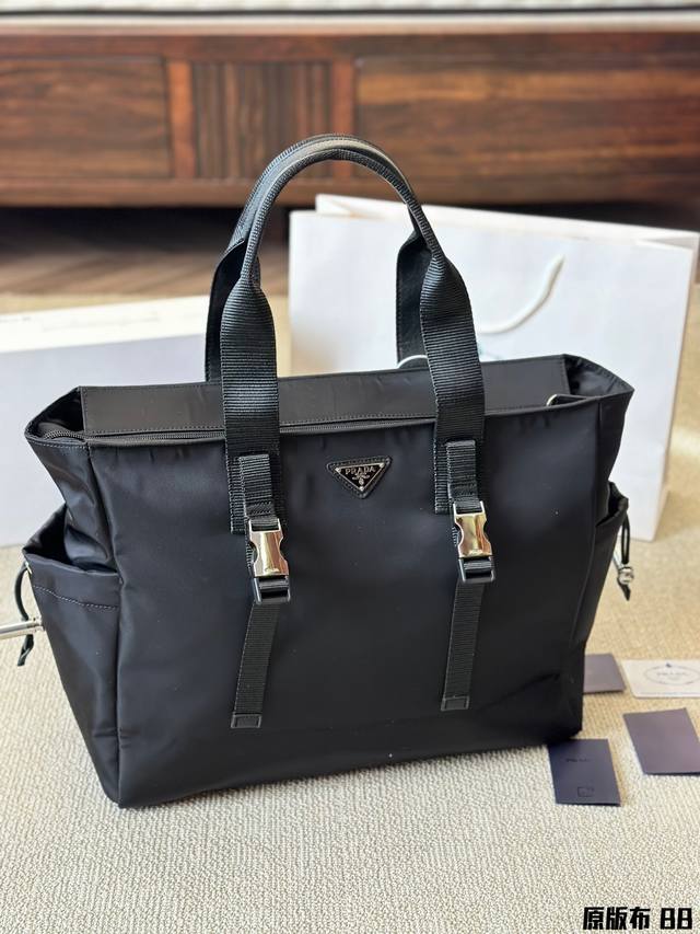 原版布 Prada大号托特包品 Prada 男士大号托特包，再生尼龙的面料，耐磨抗造、轻便休闲，能够满足日常通勤、出差旅行、健身购物等 多种场合，百搭时尚、功能