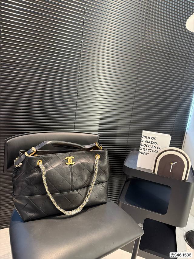 全网醉新的一只香奈儿25S香奈儿25S新款来袭这只Chanel 全堪称完美 它既能手提，又能斜挎、单肩，多种背法超实用，妥妥专柜刚出炉的标准全品相。 尺寸：34
