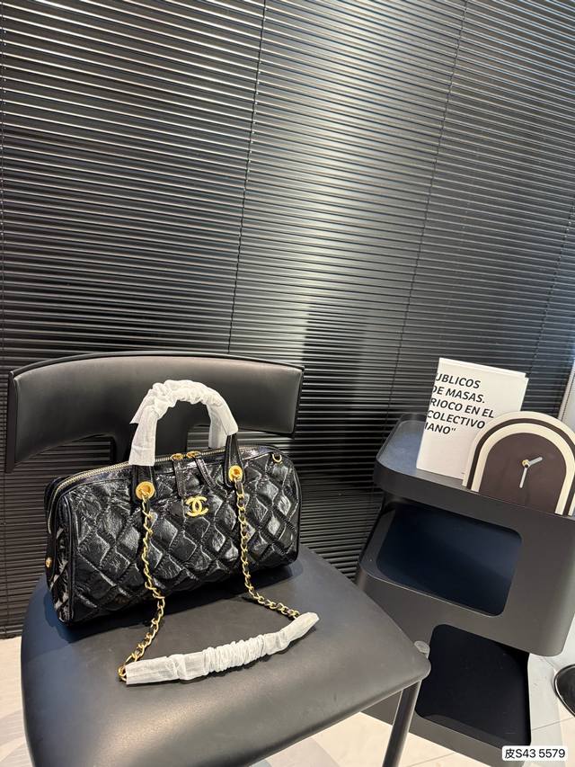 Chanel 25C 香奈儿枕头早春新款，精致小巧的手提小包拎在手上气质满满的名媛风，很耐脏又好打理√可以装手机与卡包、斜挎Or手拎不同风格、可爱与优雅来回切换