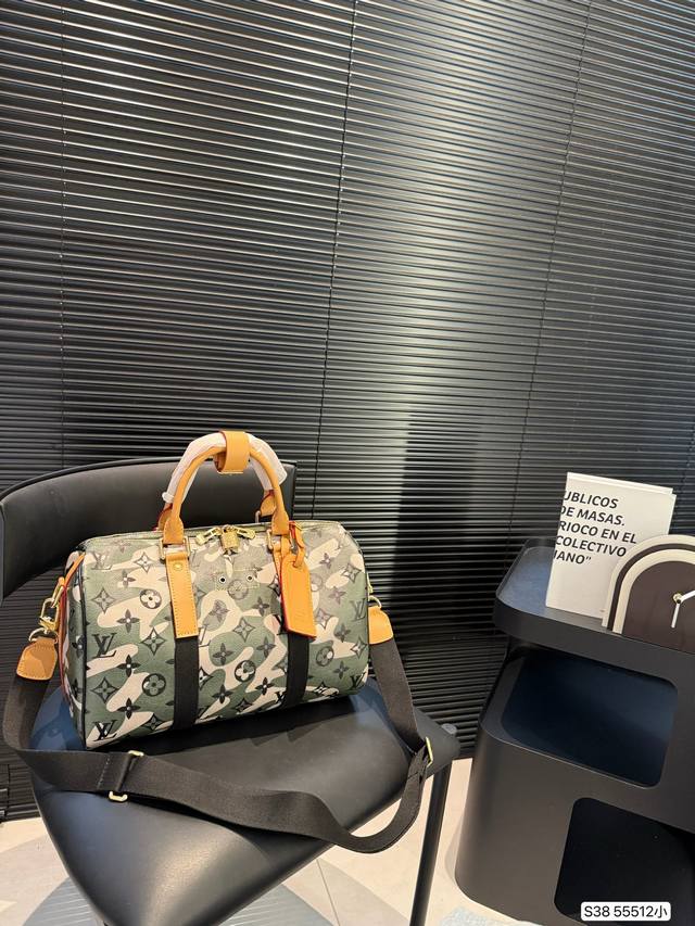 小号 Lv旅行袋 非常具有设计感 简约又精致，细节满满 无论是长途旅行，还是短途郊游，都是超实用的时尚搭配哦！尺寸：35 21 货号55512