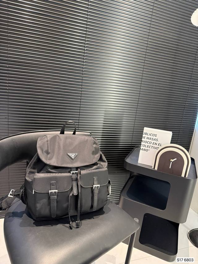 普拉达双肩包 普拉达Prada 双肩包造型 超实用抽口设计 超可爱 进口降落伞面料男女通吃 尺寸:29 31 货号6803 普拉达双肩包 普拉达Prada 双肩包造型 超实用抽口设计 超可爱 进口降落伞面料男女通吃 尺寸:29 31 货号6803