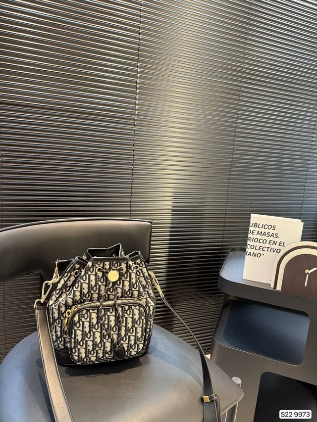 配折叠盒子 迪奥水桶包 超级厚实 耐磨 容量超大装衣服 鞋子超能装 无论是手提还是斜肩背上 都超好看. 尺寸：21 24货号改版9973