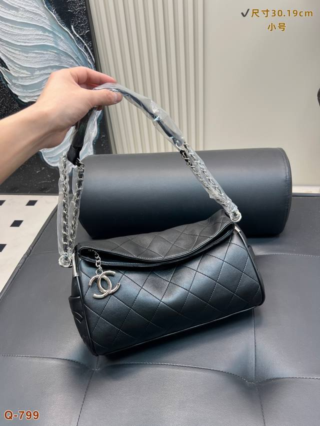 香奈儿Chanelvintage 口盖包 慵懒随性又好背上身满满的惊喜高级慵懒又随性 彻底心动的一只 Size：大号35 24Cm 小号30 19Cm