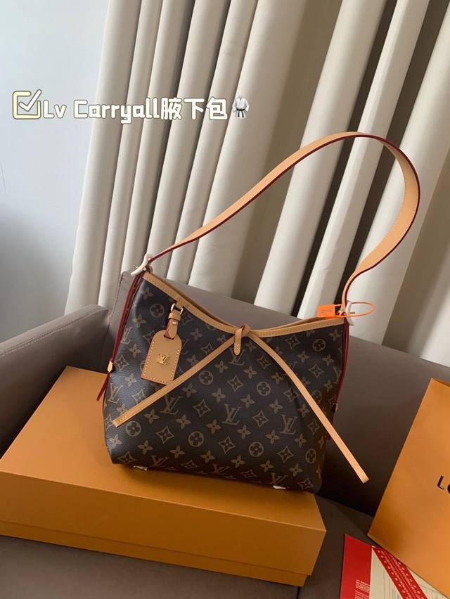 Lv Carryall腋下包 无论是外观还是实用性都下了功夫的Carryall腋下包，自重轻容量大；肩带自由调节长度，腋下包到单肩及腰上身效果都很好看，还配送了