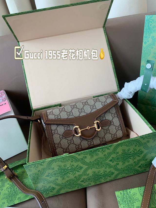 Gucci 1955新款老花相机包 Gucci新出的这款相机包，首先我觉得在大牌包里，可称为性价比之王，价格P不错，容量感人，手机、充电宝、耳机、钥匙、口红统统
